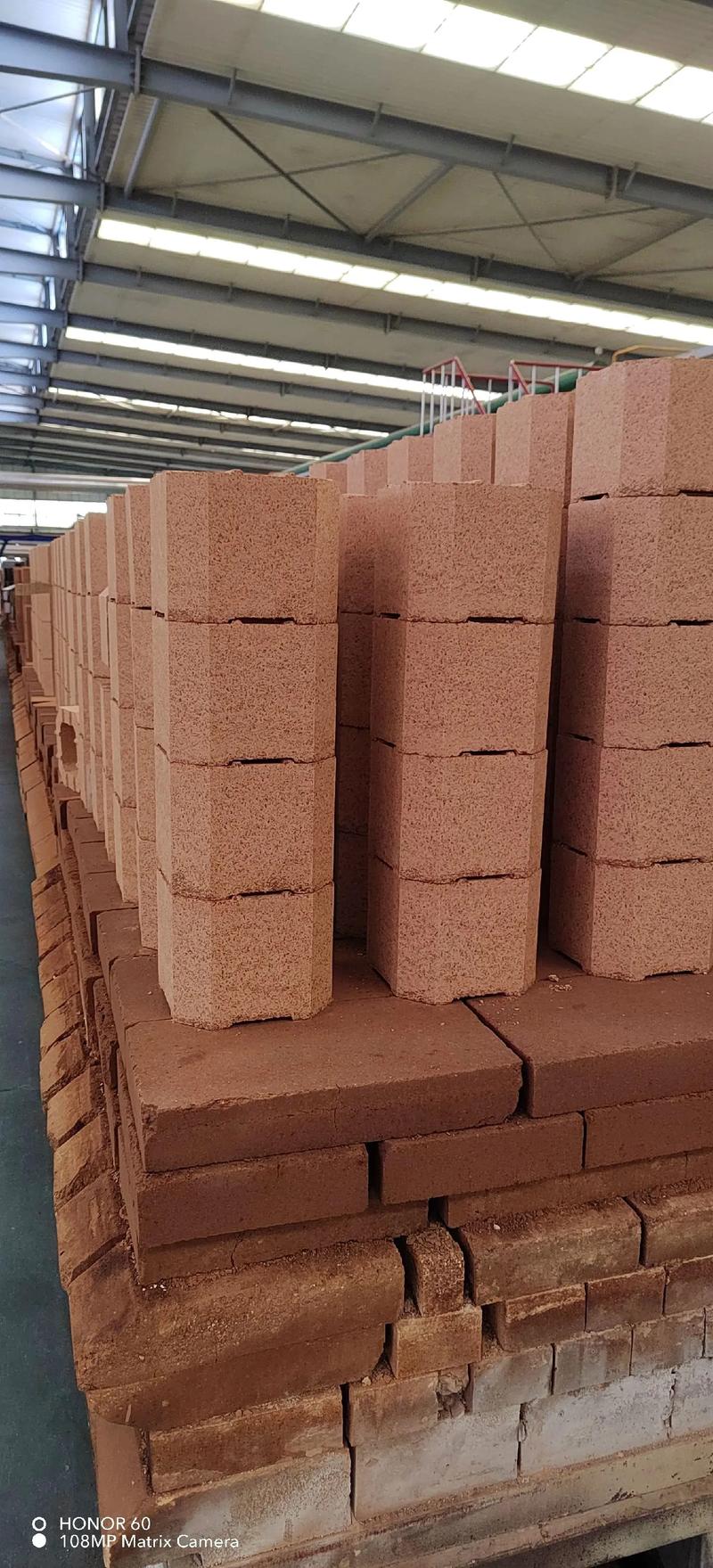 大石桥市科建特新耐火材料,生产高新耐材材料,电熔镁砖