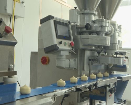 中秋月饼生产与电熔镁 诚意食品公司的多元产业并行